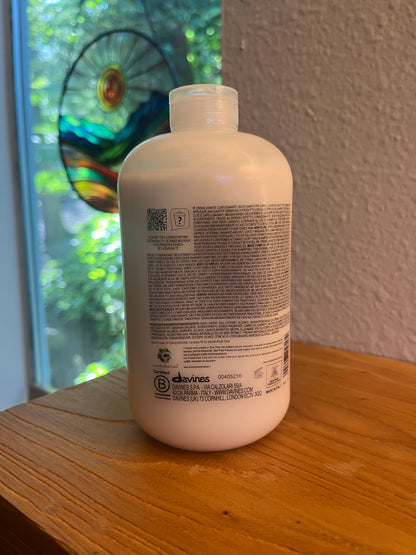 Davines LOVE CURL Co-wash
Curl-enhancing co-wash for curly hair
