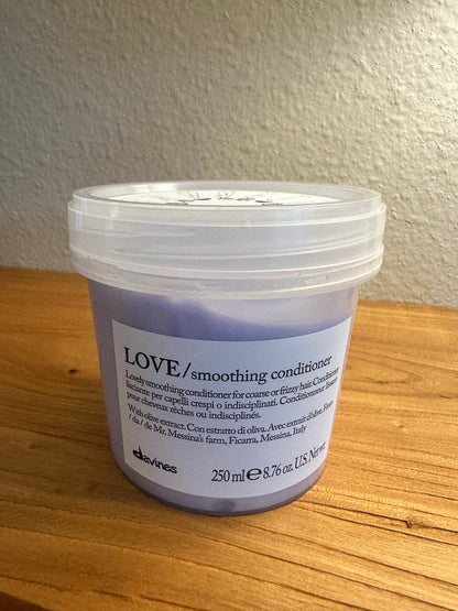 Davines ESSENTIAL HAIRCARE
LOVE Smoothing Conditioner
Smoothing conditioner to tame coarse or frizzy hair