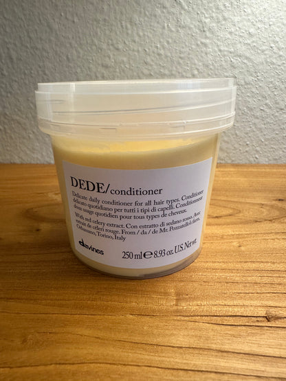 Davines ESSENTIAL HAIRCARE
DEDE Conditioner
Daily lightweight conditioner for normal and fine hair