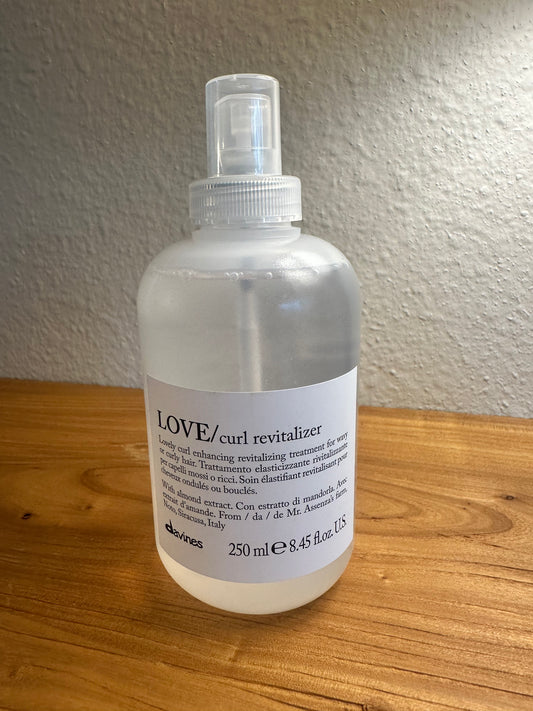 Davines ESSENTIAL HAIRCARE
LOVE CURL Revitalizer
Revitalizing curl refreshing spray