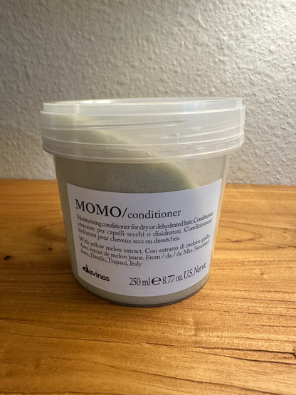 Davines ESSENTIAL HAIRCARE
MOMO Conditioner
Lightweight Moisturizing Conditioner