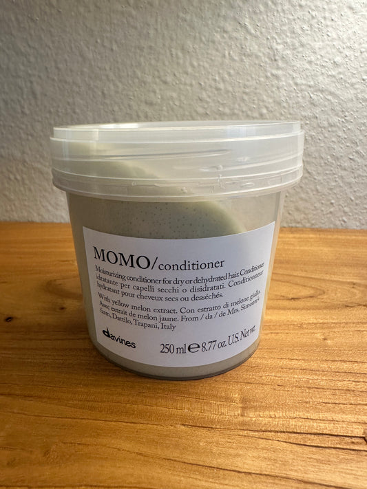 Davines ESSENTIAL HAIRCARE
MOMO Conditioner
Lightweight Moisturizing Conditioner