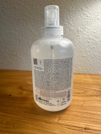 Davines ESSENTIAL HAIRCARE
LOVE CURL Revitalizer
Revitalizing curl refreshing spray