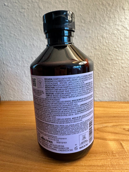 Davines NATURALTECH
CALMING Shampoo
Calming shampoo for sensitive scalps