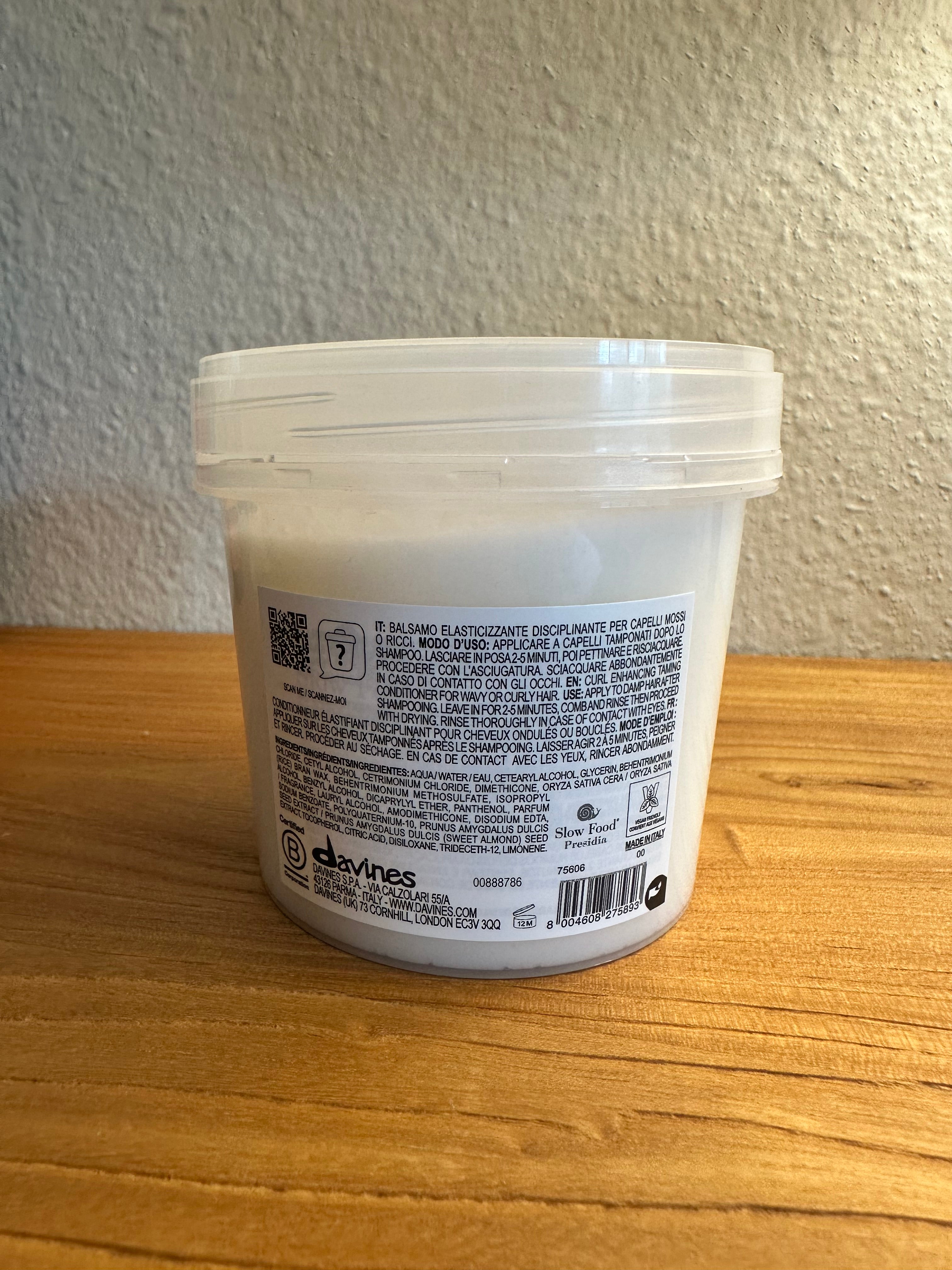 Davines ESSENTIAL HAIRCARE
LOVE CURL Conditioner
Protein-rich hair conditioner for curly hair