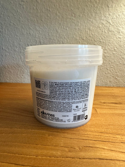 Davines ESSENTIAL HAIRCARE
LOVE CURL Conditioner
Protein-rich hair conditioner for curly hair