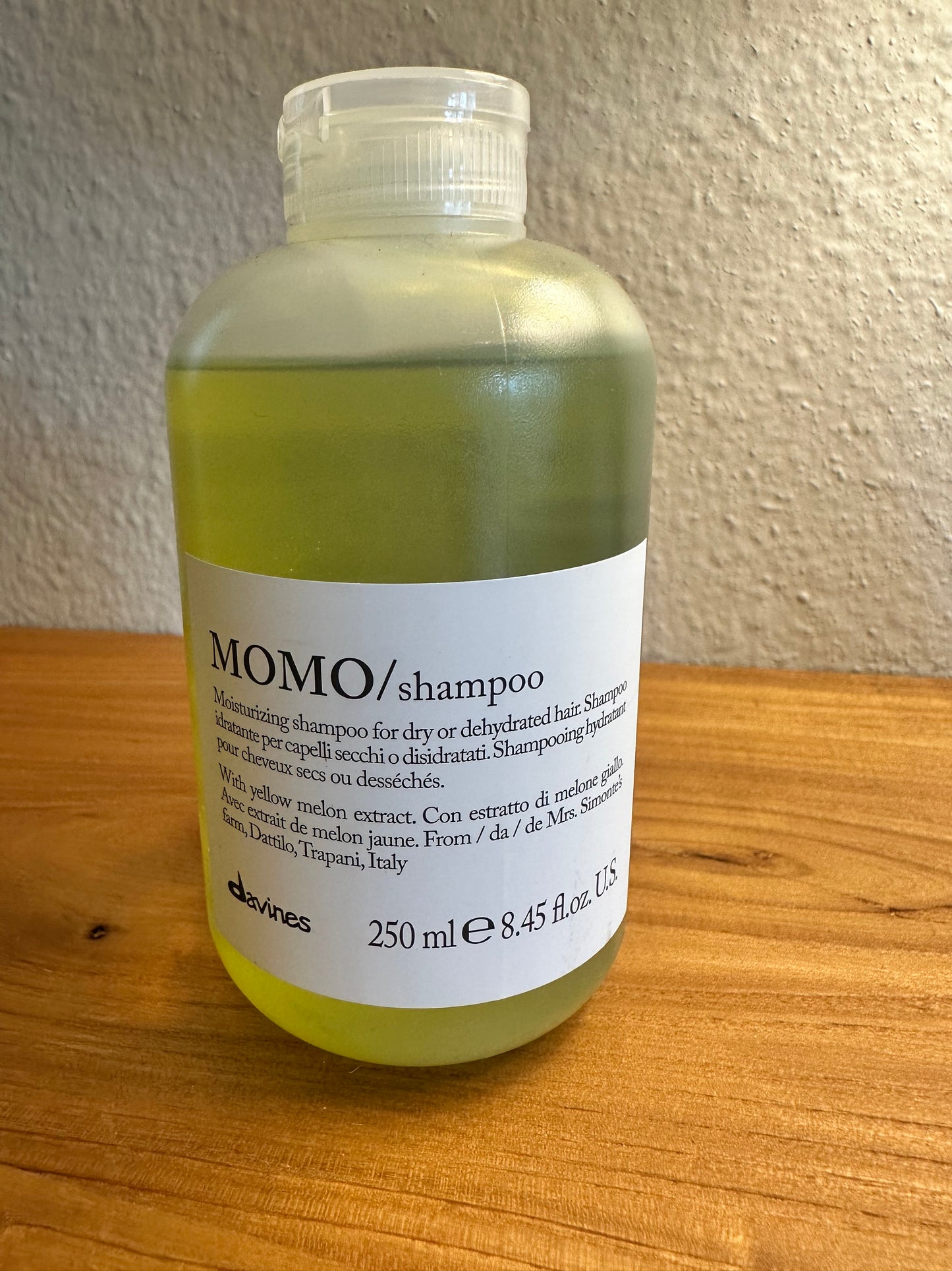 Davines ESSENTIAL HAIRCARE
MOMO Shampoo
Deep hydrating shampoo for dry and dehydrated hair
