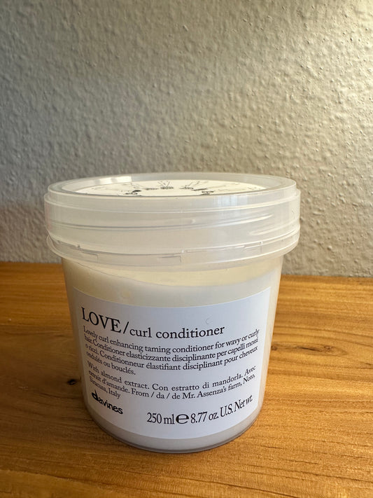 Davines ESSENTIAL HAIRCARE
LOVE CURL Conditioner
Protein-rich hair conditioner for curly hair