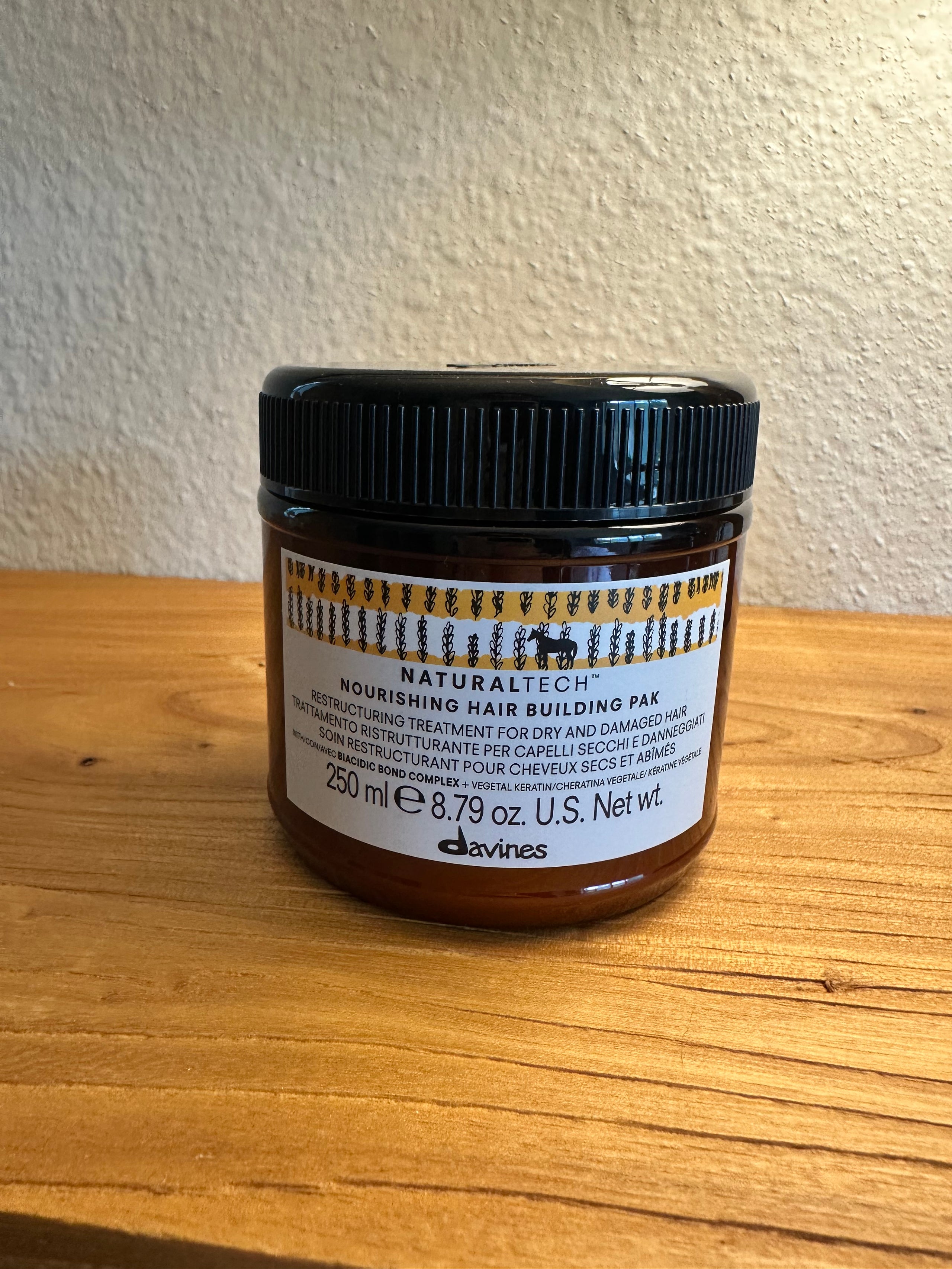 Davines NATURALTECH
NOURISHING Vegetarian Miracle Conditioner
Repairing vegan conditioner for damaged hair