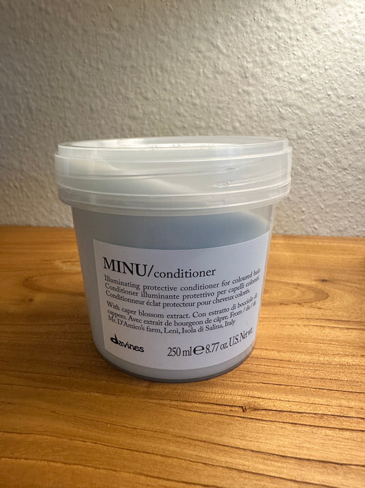 Davines ESSENTIAL HAIRCARE
MINU Conditioner
Protective Conditioner for Colored Hair